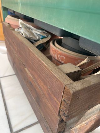 Jardinera verde y maceteros terracota