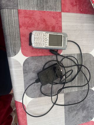 Teléfono Sony Ericsson + Cargador
