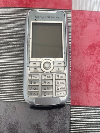 Teléfono Sony Ericsson + Cargador