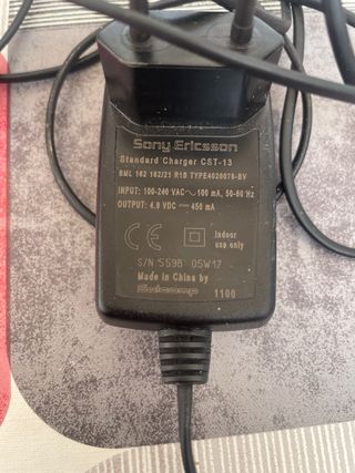 Teléfono Sony Ericsson + Cargador