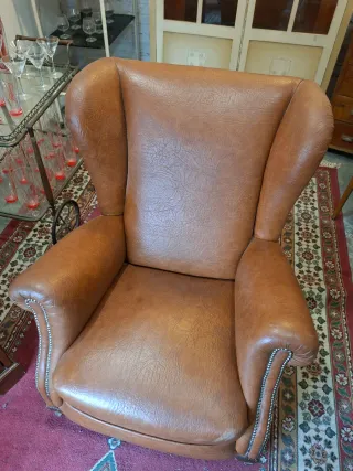 Butaca de piel marrón estilo clásico