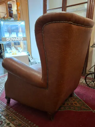 Butaca de piel marrón estilo clásico