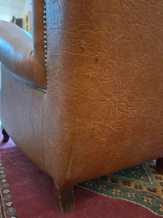 Butaca de piel marrón estilo clásico