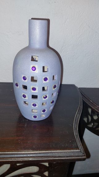 Jarrón Decorativo Gris con Detalles Morados