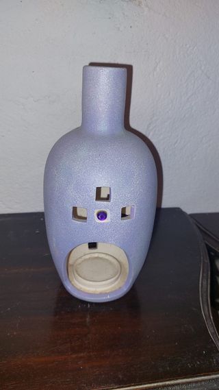 Jarrón Decorativo Gris con Detalles Morados