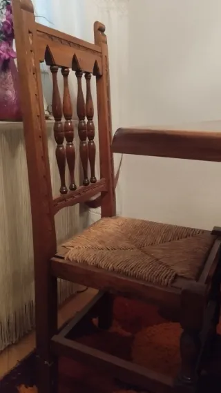 Mesa de madera con sillas, aparador y estanterías