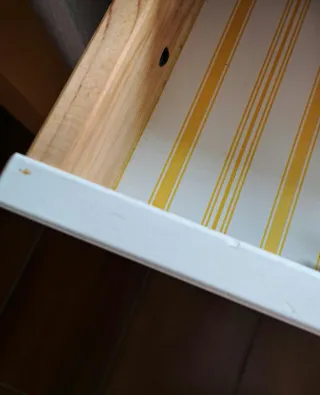 Mesita de noche blanca con cajón y cesto