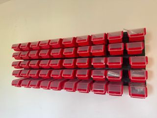 Organizador de plástico rojo y transparente