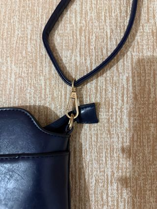 Bolso azul con asa