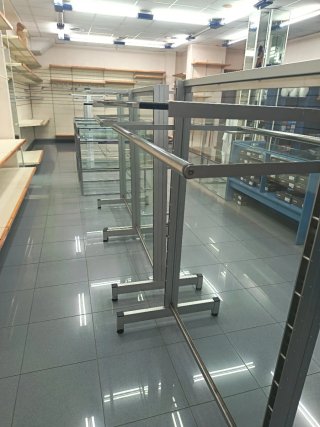 Mobiliario Completo Tienda de 100 Mtr. 2.