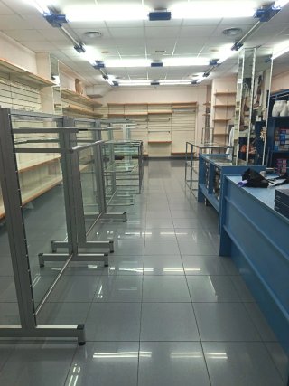 Mobiliario Completo Tienda de 100 Mtr. 2.