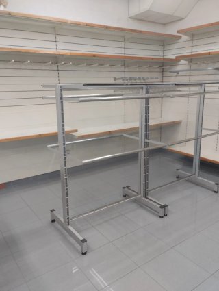 Mobiliario Completo Tienda de 100 Mtr. 2.