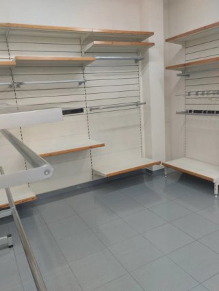 Mobiliario Completo Tienda de 100 Mtr. 2.