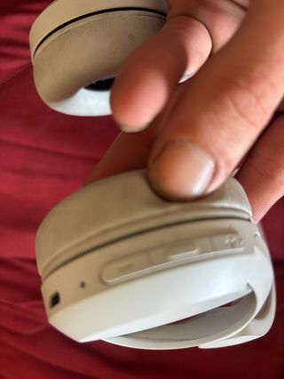 Fones de ouvido brancos