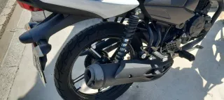 Yamaha 125 Naked Blanca y Negra