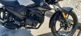 Yamaha 125 Naked Blanca y Negra