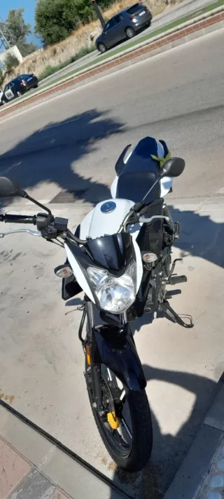 Yamaha 125 Naked Blanca y Negra