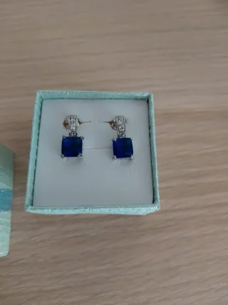 Pendientes azules con detalles plateados