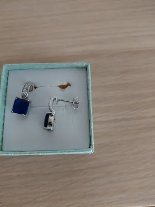 Pendientes azules con detalles plateados