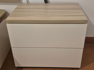 Cabecero, mesitas, lámparas.