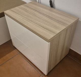 Cabecero, mesitas, lámparas.