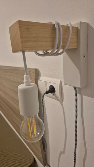 Cabecero, mesitas, lámparas.