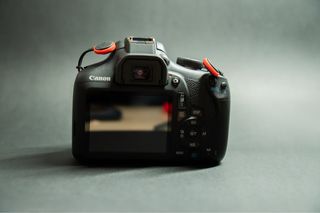 Canon 2000D + 3 objetivos + 5 baterías + cajas o