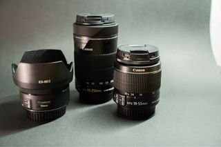 Canon 2000D + 3 objetivos + 5 baterías + cajas o