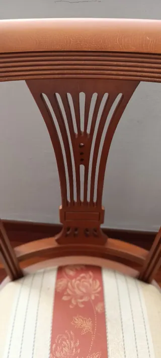 Sillas de madera con tapicería floral