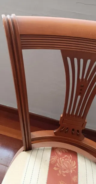 Sillas de madera con tapicería floral
