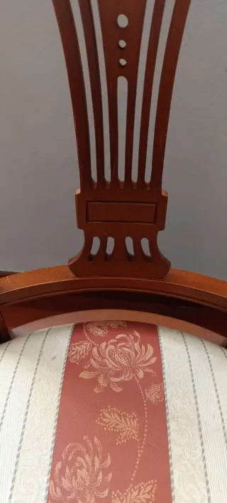 Sillas de madera con tapicería floral