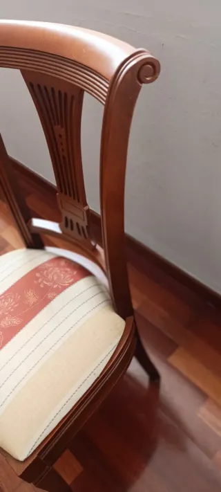 Sillas de madera con tapicería floral