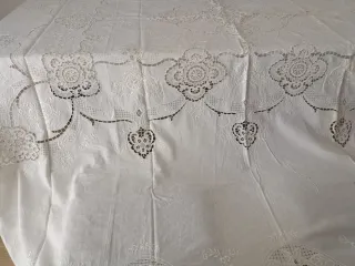 Tovaglia ricamata a mano per 12 persone