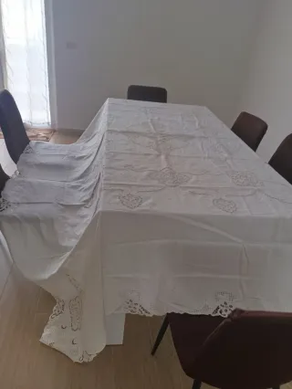 Tovaglia ricamata a mano per 12 persone
