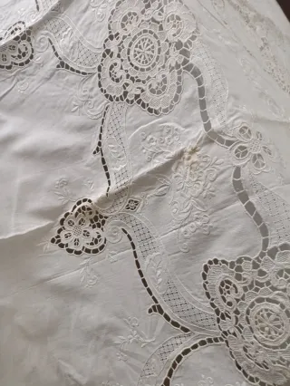 Tovaglia ricamata a mano per 12 persone