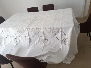 Tovaglia ricamata a mano per 12 persone