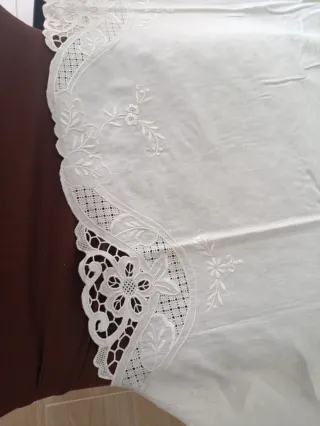 Tovaglia ricamata a mano per 12 persone