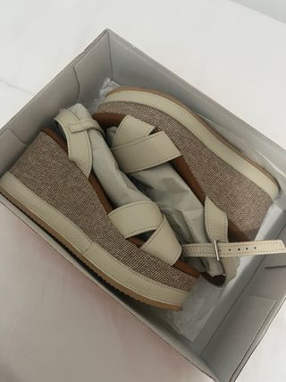 Sandalias cuña alta beige