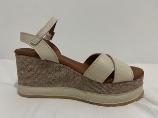 Sandalias cuña alta beige
