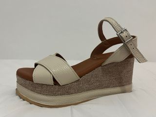 Sandalias cuña alta beige