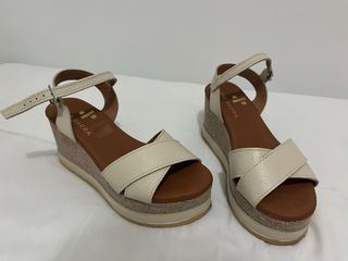 Sandalias cuña alta beige