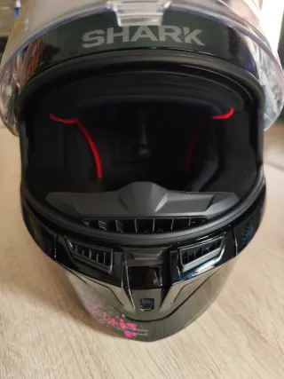 Casco de moto Shark negro con diseño