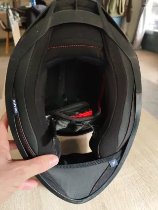 Casco de moto Shark negro con diseño