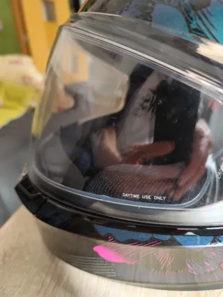 Casco de moto Shark negro con diseño