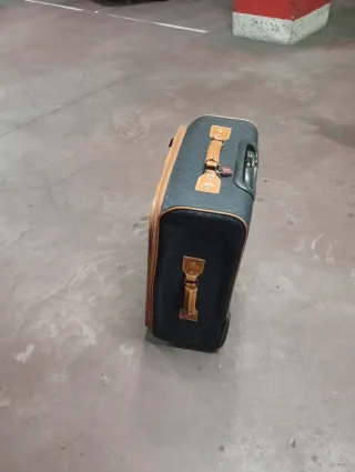 Maleta de viaje negra y marrón