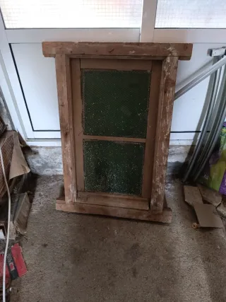 Ventana antigua madera y cristal verde