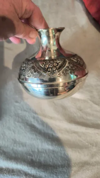 Jarrón de metal plateado decorado