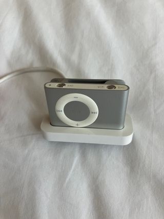 Apple iPod Shuffle con base y cable