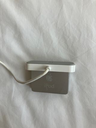 Apple iPod Shuffle con base y cable