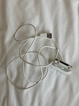 Apple iPod Shuffle con base y cable